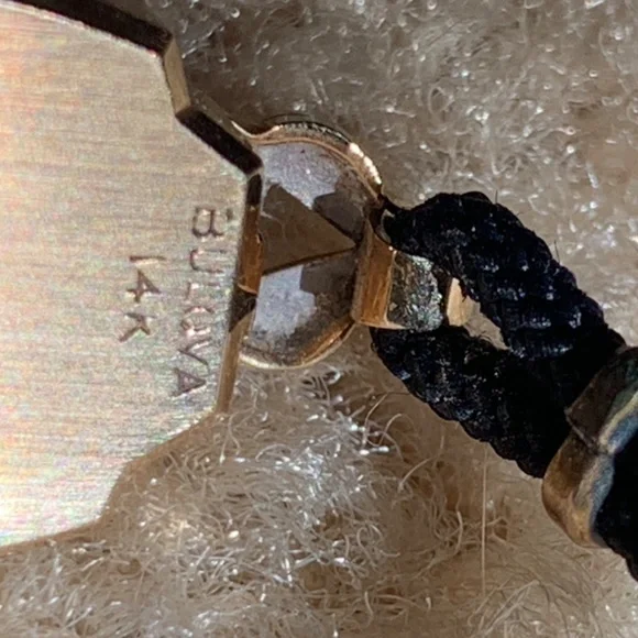 Women’s tiny 14k gold watch with strap band. - Picture 4 of 10